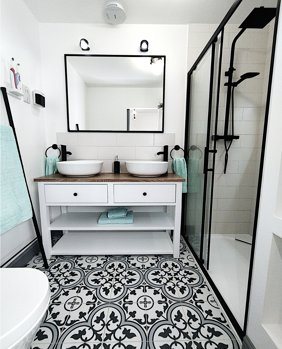 Vintage meets Contemporary Bathroom — image 9